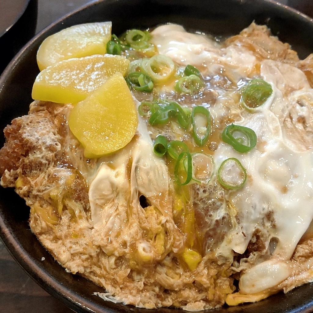 ユーザーが投稿した肩ロースカツ丼 卵追加 赤だしの写真 - 実際訪問したユーザーが直接撮影して投稿した旭通丼ものかつ丼 吉兵衛 旭通店の写真