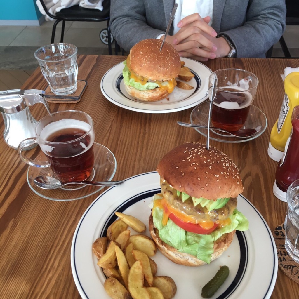 ユーザーが投稿したLunch.アボカドチーズバーガーの写真 - 実際訪問したユーザーが直接撮影して投稿した中ハンバーガーWAVESの写真