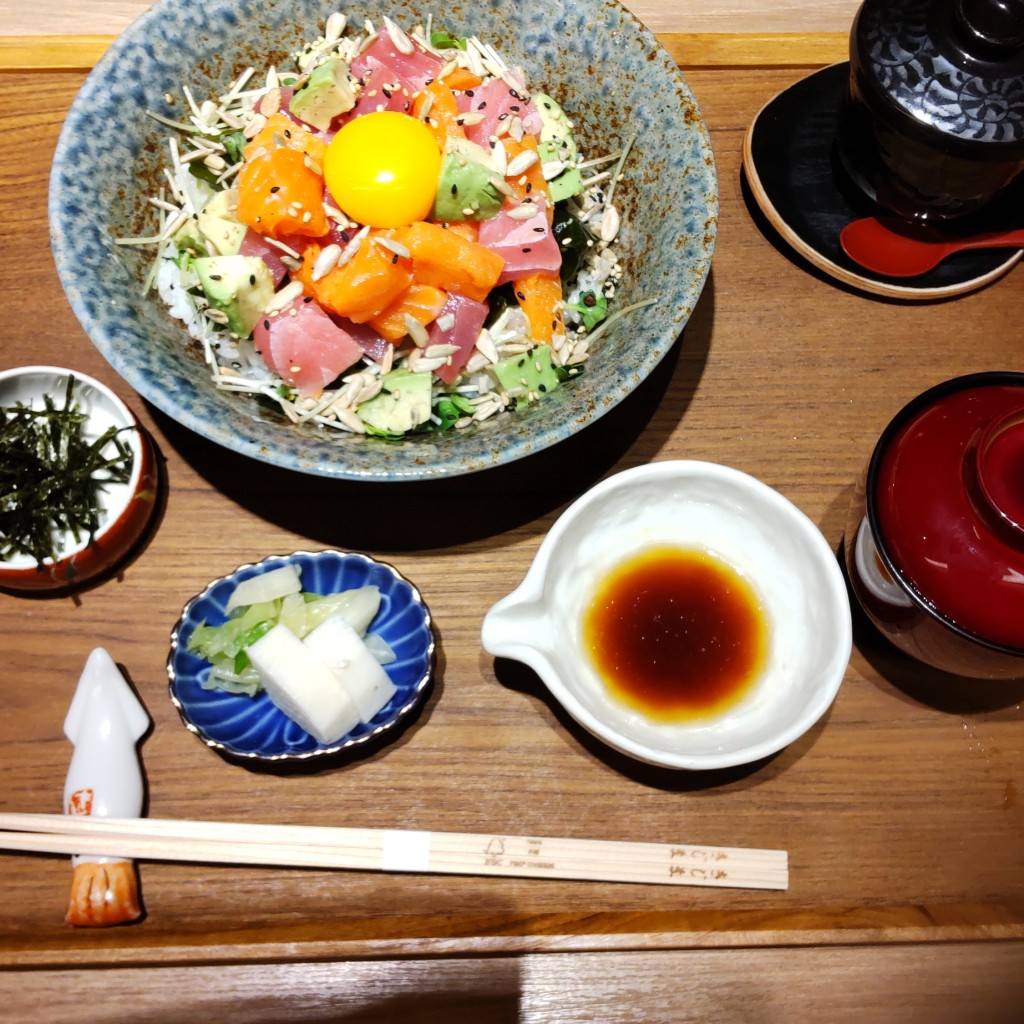 ユーザーが投稿したアボカド海鮮丼の写真 - 実際訪問したユーザーが直接撮影して投稿した新横浜居酒屋きじま 新横浜店の写真