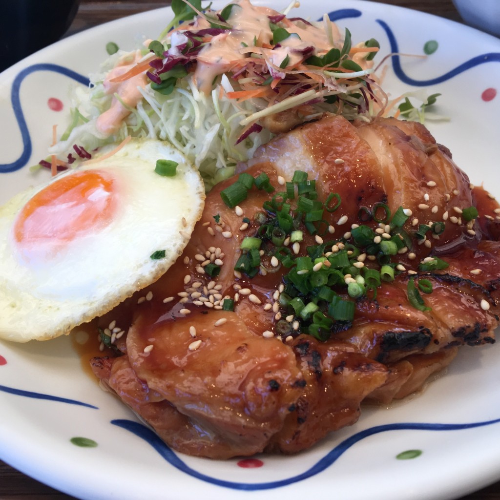 ユーザーが投稿した鶏モモ肉の照り焼き目玉焼き付きの写真 - 実際訪問したユーザーが直接撮影して投稿した海岸定食屋ラメール日の出の写真