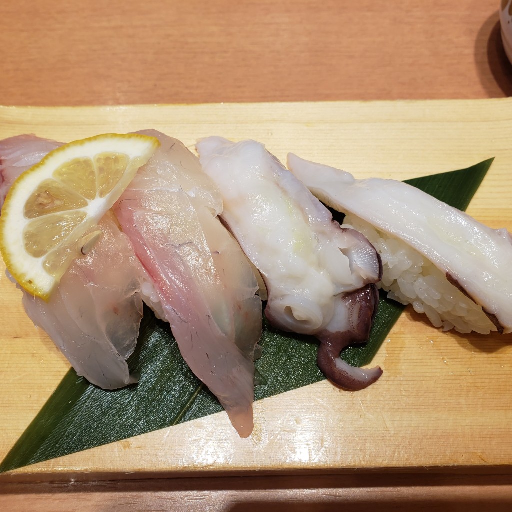 ユーザーが投稿した真鯛 2貫の写真 - 実際訪問したユーザーが直接撮影して投稿した南八幡町寿司魚がし鮨 流れ鮨 静岡石田店の写真