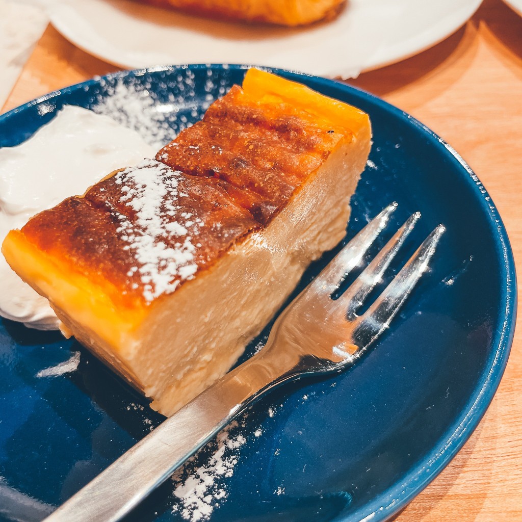 ユーザーが投稿したバスクチーズケーキの写真 - 実際訪問したユーザーが直接撮影して投稿したみなとみらいカフェUNI COFFEE ROASTERY MARK IS みなとみらい店の写真