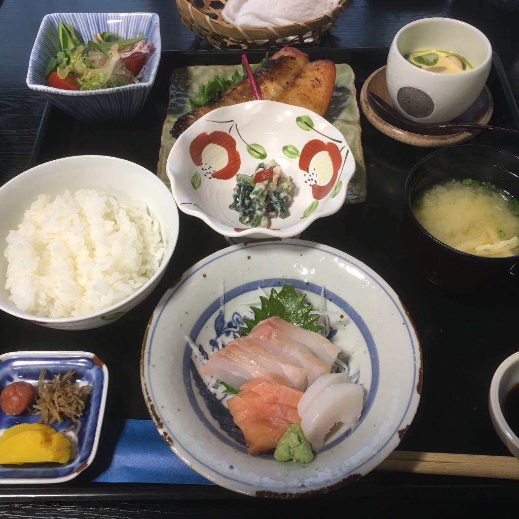 ユーザーが投稿した刺身と焼魚御膳の写真 - 実際訪問したユーザーが直接撮影して投稿した草野町草野和食 / 日本料理食事処 なかのの写真