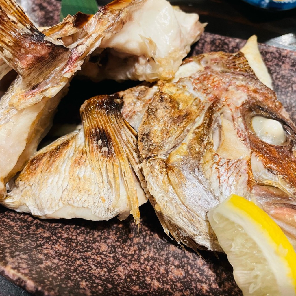 ユーザーが投稿した真鯛かぶと塩焼きの写真 - 実際訪問したユーザーが直接撮影して投稿した新橋居酒屋魚や 新橋店の写真