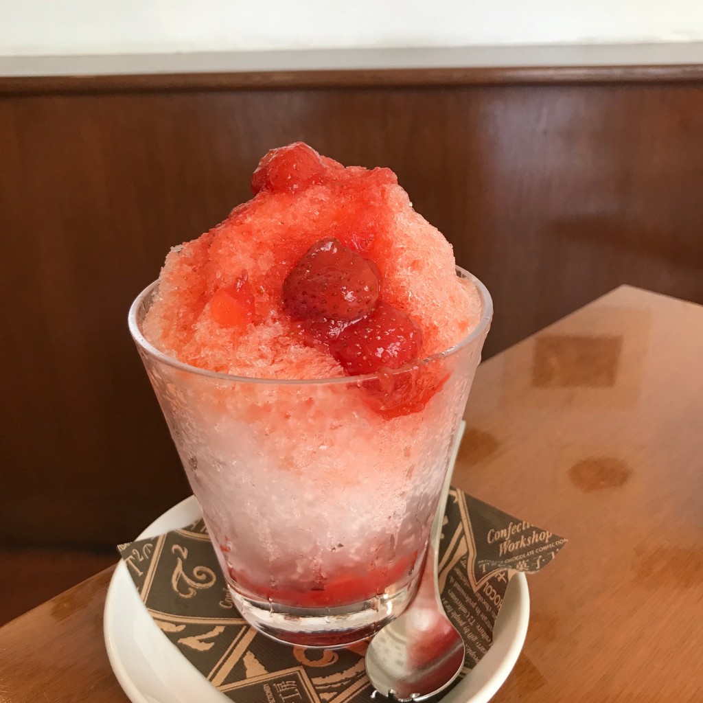 ユーザーが投稿したいちごのかき氷の写真 - 実際訪問したユーザーが直接撮影して投稿した柳山津興カフェT2の菓子工房 ハーバー店の写真