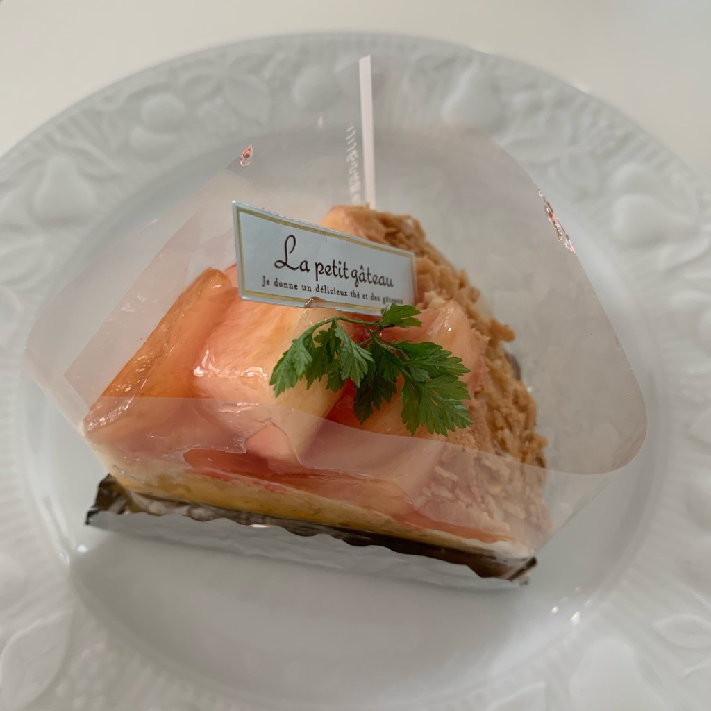 ユーザーが投稿した桃のタルトの写真 - 実際訪問したユーザーが直接撮影して投稿した上津台スイーツケーキハウス ウエオカの写真