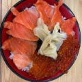 サーモンイクラ丼 - 実際訪問したユーザーが直接撮影して投稿した勝浦魚介 / 海鮮料理朝市新鮮広場うおすいの写真のメニュー情報