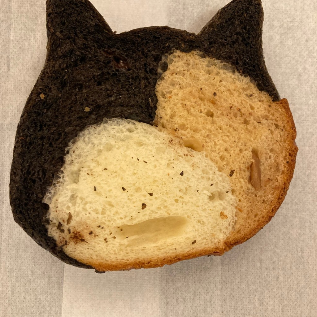 ユーザーが投稿したネコ食パン 三毛猫の写真 - 実際訪問したユーザーが直接撮影して投稿した金城ふ頭ベーカリーHeart Bread ANTIQUE アンドアンティーク メイカーズピア店の写真