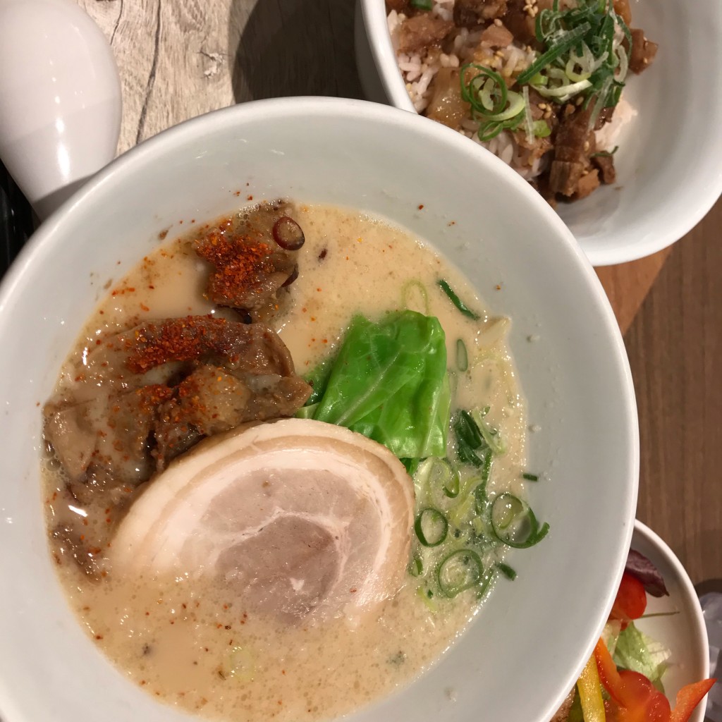 ユーザーが投稿した小ぶりのラーメン+お好みのサイドメニュー2品の写真 - 実際訪問したユーザーが直接撮影して投稿した曙町ラーメン専門店一風堂 ルミネ立川店の写真