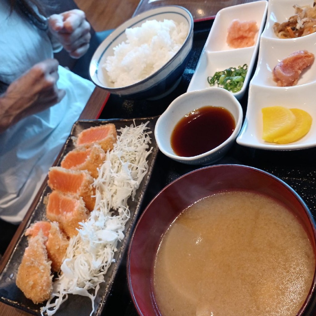 ユーザーが投稿したサーモンレアカツ定食の写真 - 実際訪問したユーザーが直接撮影して投稿した光和丼ものくしろ港町 釧ちゃん食堂の写真
