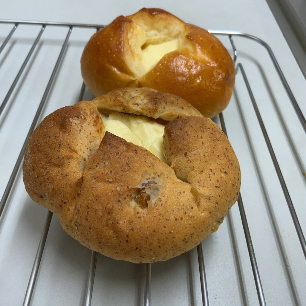ユーザーが投稿したチーズ入りパンの写真 - 実際訪問したユーザーが直接撮影して投稿した首里石嶺町ベーカリーピッコロモンドの写真