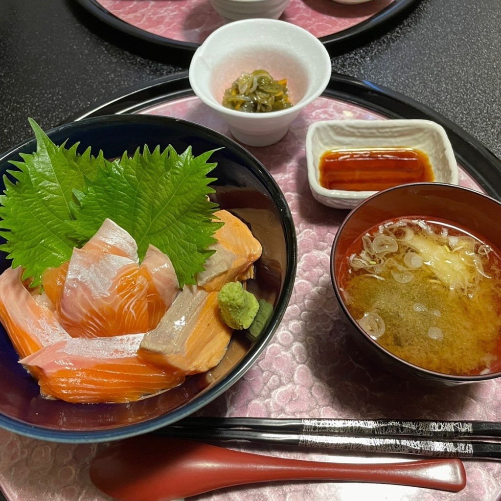 ユーザーが投稿した三色サーモン丼の写真 - 実際訪問したユーザーが直接撮影して投稿した志津川魚介 / 海鮮料理食楽 しお彩の写真