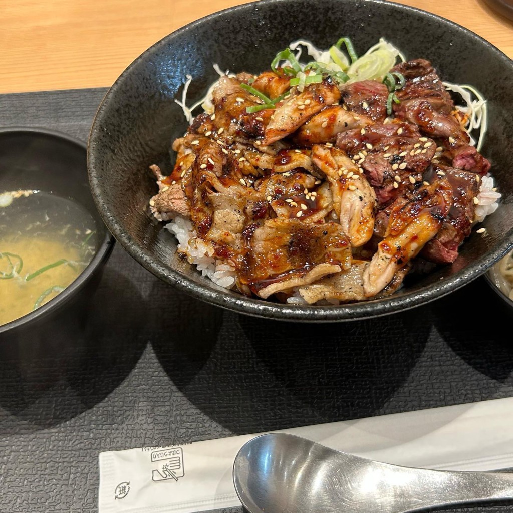 ヒロおじんさんが投稿した旭通丼もののお店三宮肉劇場/サンノミヤニクゲキジョウの写真