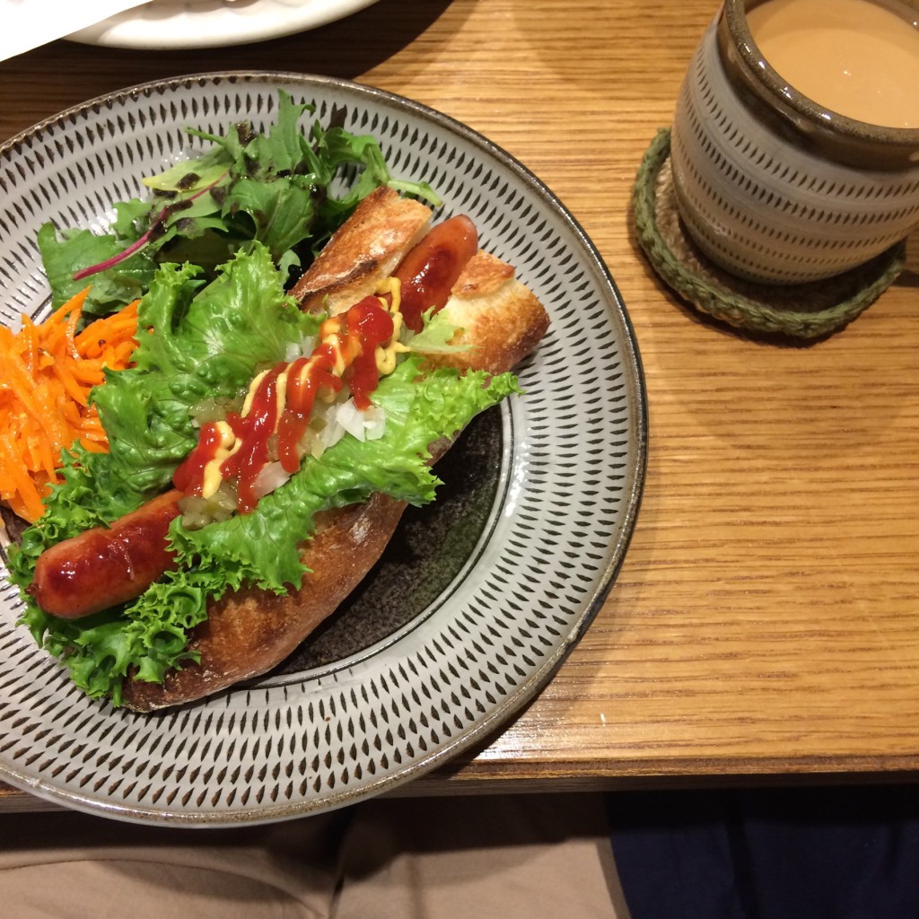 ユーザーが投稿した野菜入りホットドックの写真 - 実際訪問したユーザーが直接撮影して投稿した西新カフェロヂウラベーカリーカフェの写真