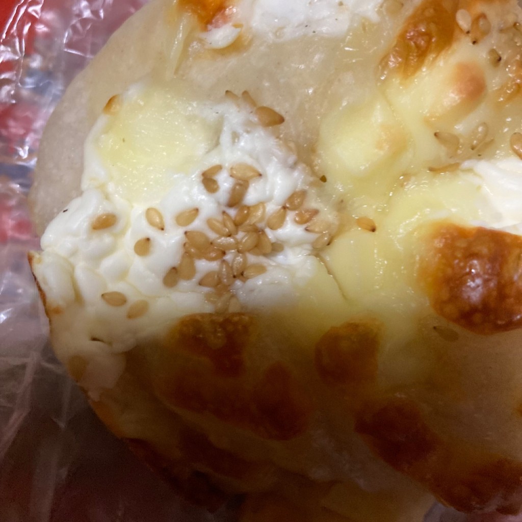 ユーザーが投稿した3種のチーズの塩パンの写真 - 実際訪問したユーザーが直接撮影して投稿した柳橋ベーカリーこむぎのもりブンブンの写真
