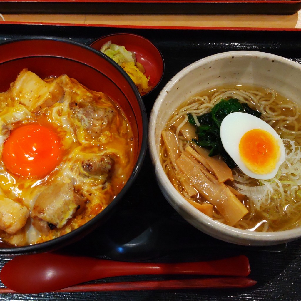 ユーザーが投稿した親子丼(雛)とラーメンのセットの写真 - 実際訪問したユーザーが直接撮影して投稿した末広町鶏料理鶏味座 柏高島屋ステーションモール店の写真