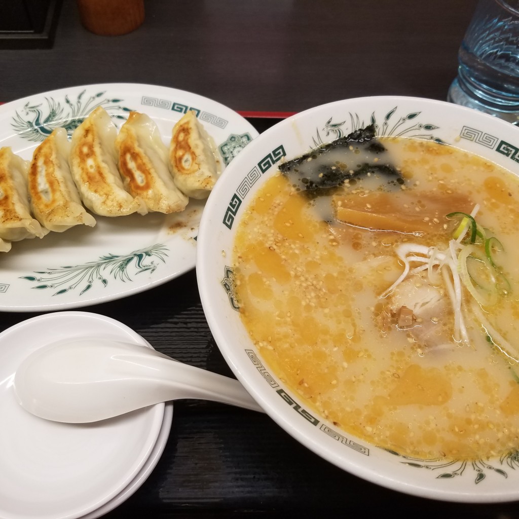 ユーザーが投稿した豚骨ラーメンと餃子の写真 - 実際訪問したユーザーが直接撮影して投稿した土屋中華料理日高屋 指扇店の写真