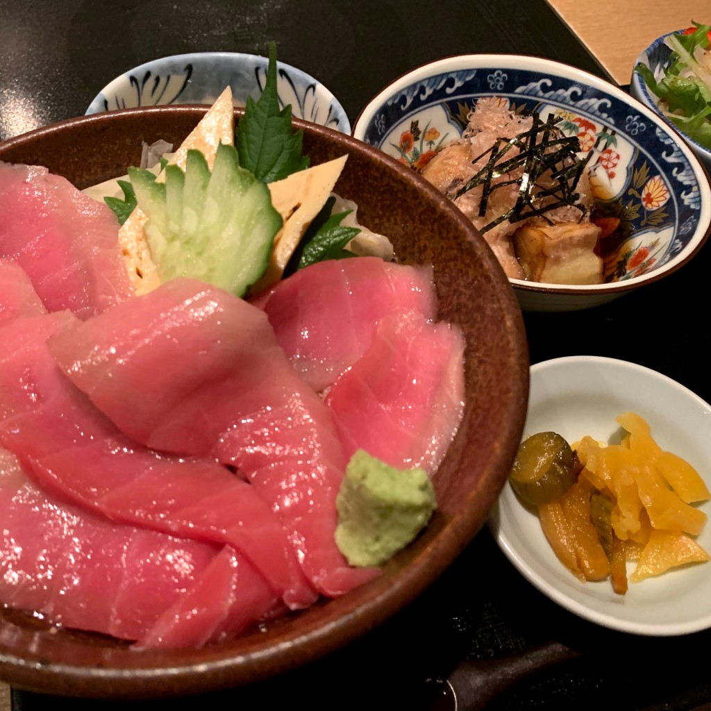 ユーザーが投稿した夜 本マグロ中トロ丼の写真 - 実際訪問したユーザーが直接撮影して投稿した新橋魚介 / 海鮮料理魚のまんま 新橋店の写真