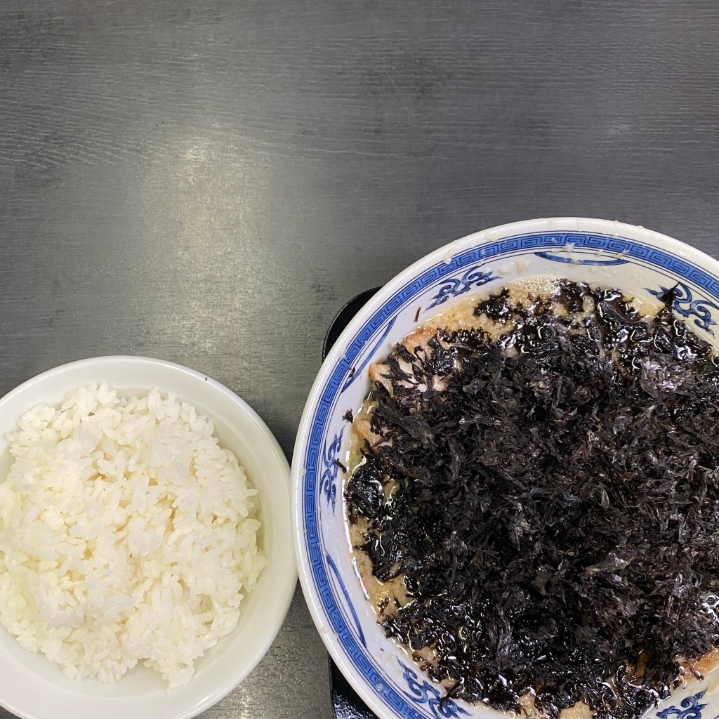 ユーザーが投稿した琥珀中華 背脂醤油岩のり 餃子 ライスの写真 - 実際訪問したユーザーが直接撮影して投稿した寺尾朝日通ラーメン / つけ麺麺職夷霧来の写真