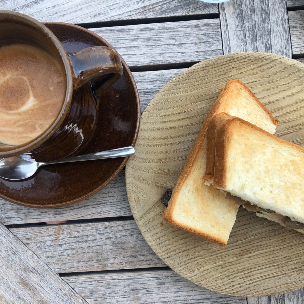 ユーザーが投稿したカフェラテ&キノコとチェダーチーズのホットサンドの写真 - 実際訪問したユーザーが直接撮影して投稿した北浜カフェモトコーヒーの写真