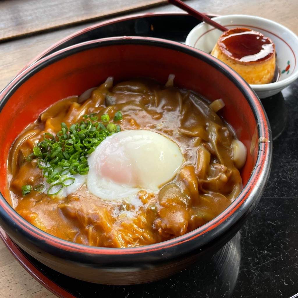 ユーザーが投稿した温玉カレーうどん700円の写真 - 実際訪問したユーザーが直接撮影して投稿した明礬スイーツ岡本屋 売店の写真