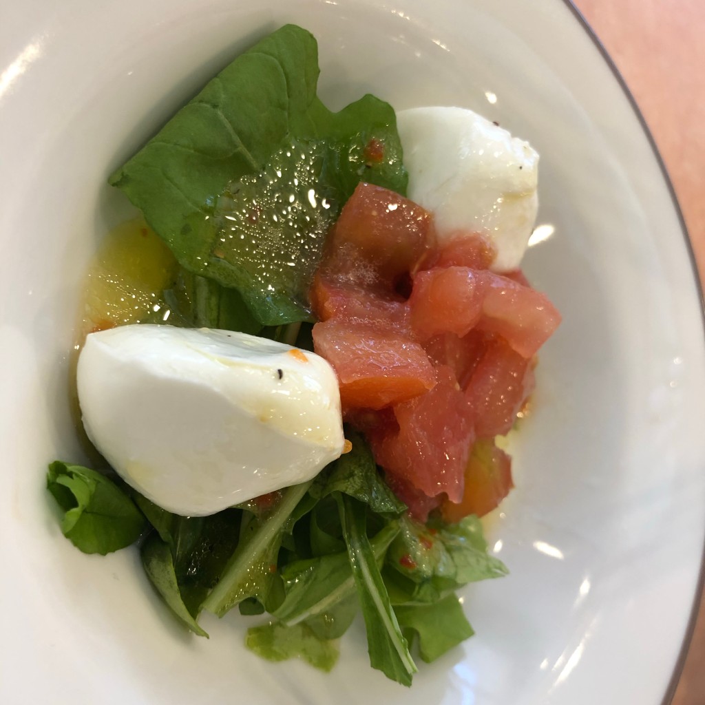 ユーザーが投稿したフレッシュチーズトマトサラダの写真 - 実際訪問したユーザーが直接撮影して投稿した矢田イタリアンサイゼリヤ METSOZONE店の写真