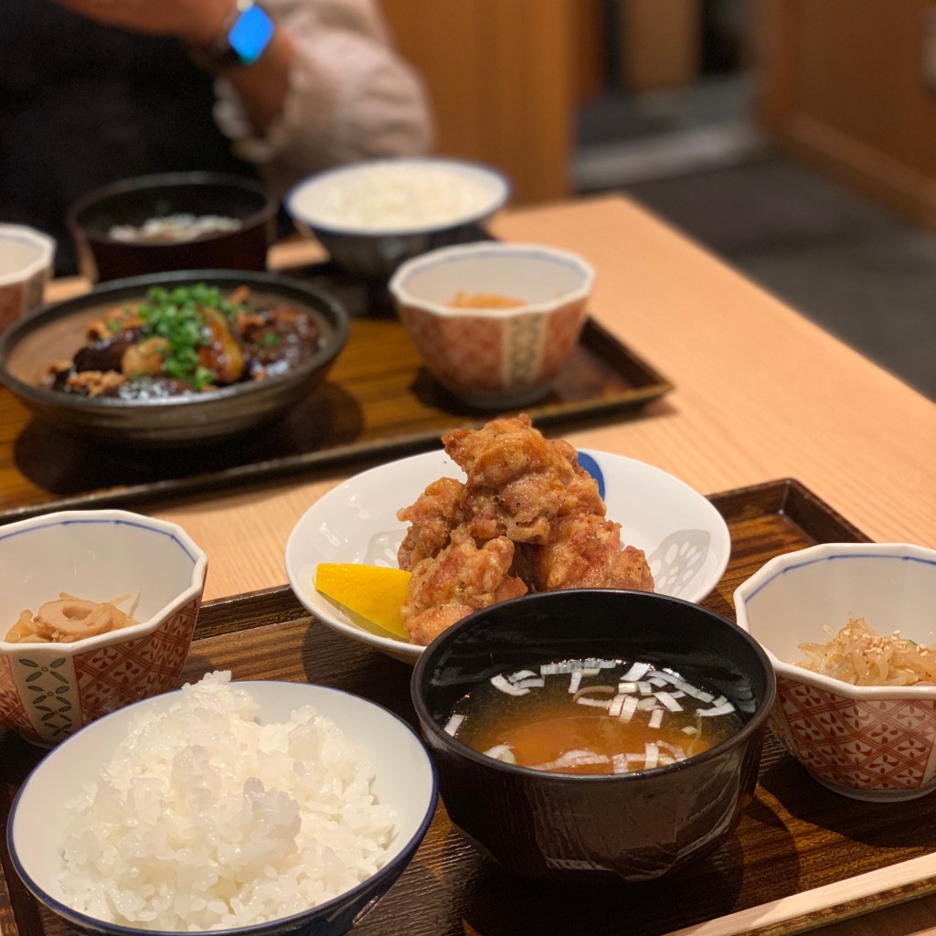 ユーザーが投稿したLunch若鶏の唐揚げ定食の写真 - 実際訪問したユーザーが直接撮影して投稿した新丸子東定食屋土鍋炊ごはん なかよしの写真