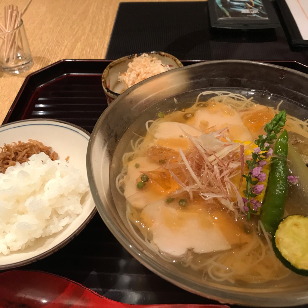 ユーザーが投稿した鳥の胸肉と野菜のそうめんの写真 - 実際訪問したユーザーが直接撮影して投稿した東塩小路町和食 / 日本料理丼と麺のお店 はしたての写真