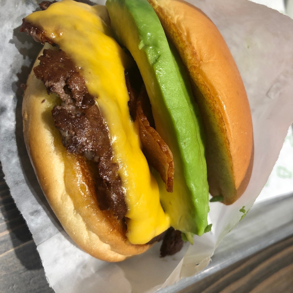 ユーザーが投稿したAvocado Bacon Burgerの写真 - 実際訪問したユーザーが直接撮影して投稿した深沢ハンバーガーシェイクシャック 御殿場プレミアム・アウトレット店の写真