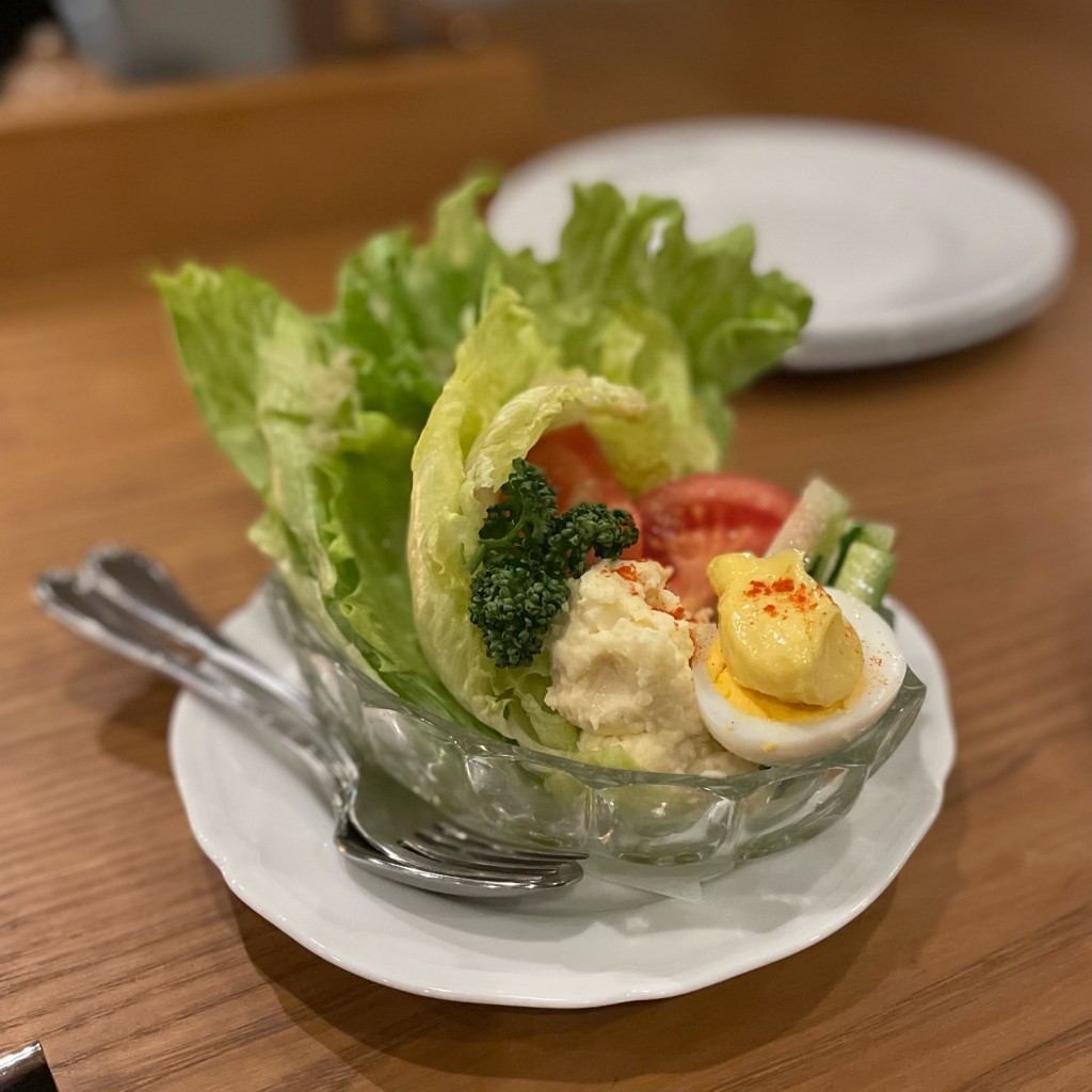 ユーザーが投稿したコンビネーションサラダの写真 - 実際訪問したユーザーが直接撮影して投稿した猿楽町洋食洋食 クチブエの写真
