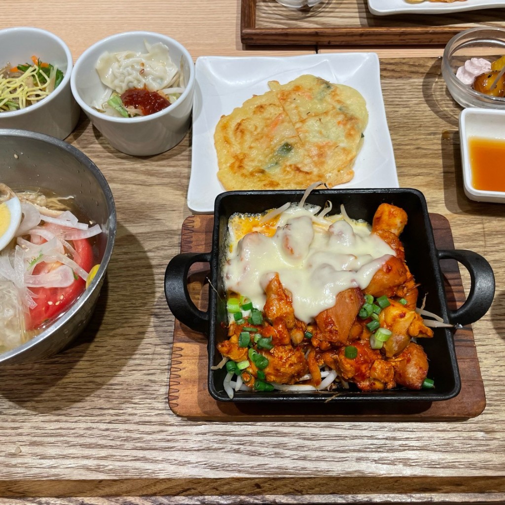 ユーザーが投稿したF冷麺+チーズ タッカルビの写真 - 実際訪問したユーザーが直接撮影して投稿した西新宿韓国料理韓美膳 ルミネ新宿LUMINE1の写真
