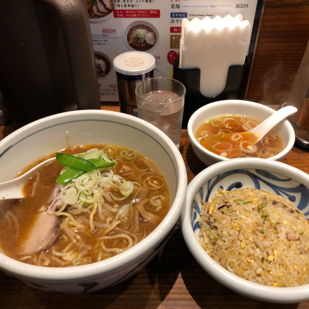 ユーザーが投稿したラーメン、半チャーハンの写真 - 実際訪問したユーザーが直接撮影して投稿した赤坂ラーメン専門店赤坂一点張の写真