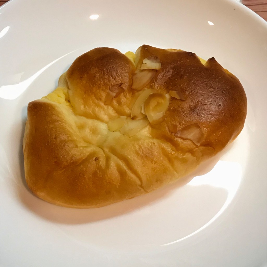 ユーザーが投稿したとろけるたっぷりクリームパンの写真 - 実際訪問したユーザーが直接撮影して投稿した梅田ベーカリールフラン 大丸梅田店の写真