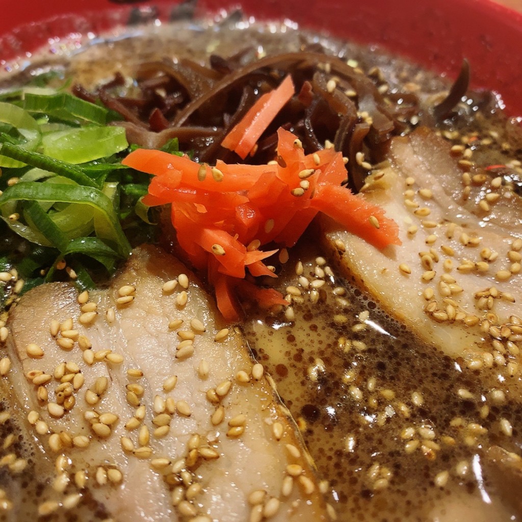 ユーザーが投稿したとんこつラーメン(黒)の写真 - 実際訪問したユーザーが直接撮影して投稿した内幸町ラーメン専門店博多新風 ラーメンアベニュー店の写真