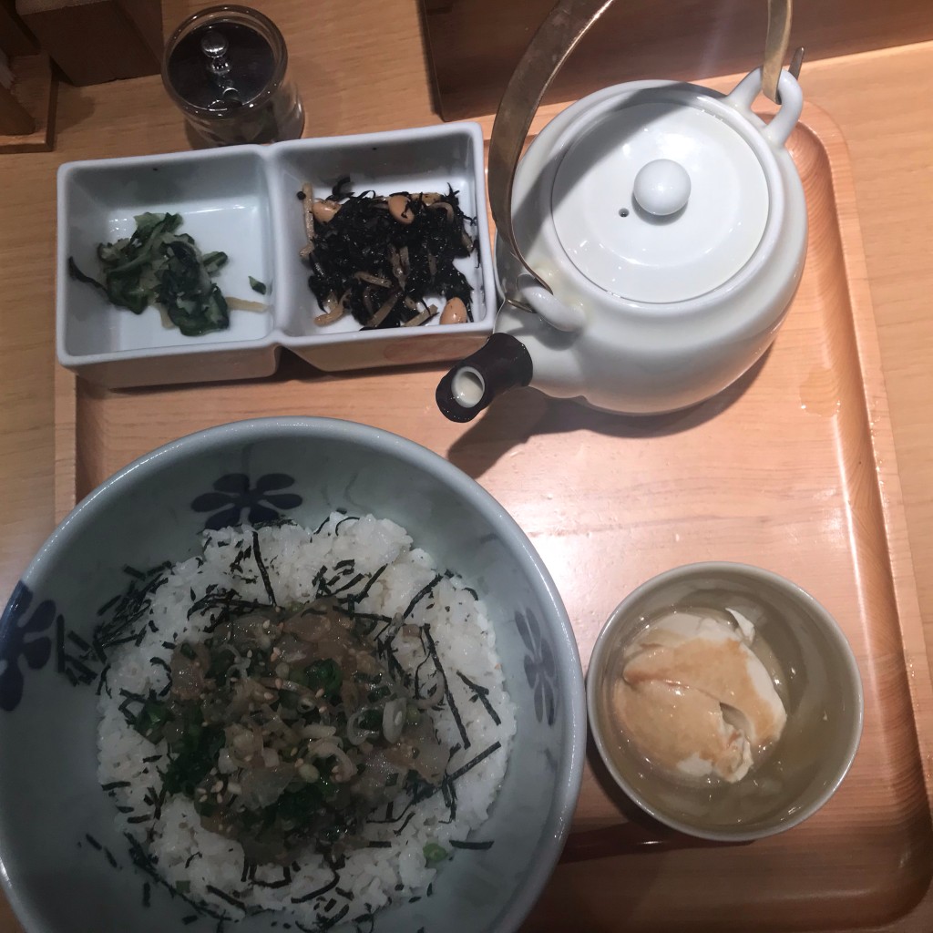 ユーザーが投稿した天然ひらめの薬味醤油の写真 - 実際訪問したユーザーが直接撮影して投稿した三里塚和食 / 日本料理だし茶漬けえん 成田空港店の写真