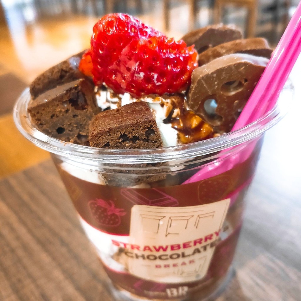 ユーザーが投稿したダブルサンデーストロベリーチョコレートの写真 - 実際訪問したユーザーが直接撮影して投稿したアイスクリームサーティワンアイスクリーム イオンモール沖縄ライカム店の写真