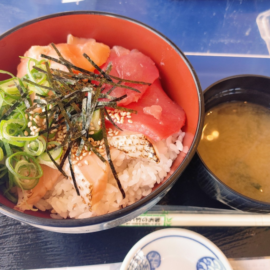 ユーザーが投稿したハラスサーモン切丼の写真 - 実際訪問したユーザーが直接撮影して投稿した八景島魚介 / 海鮮料理潮騒料理 哉介の写真