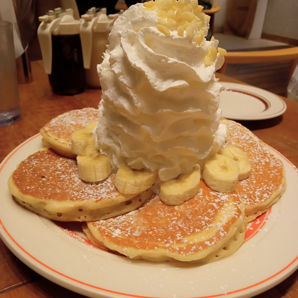 ユーザーが投稿したバナナ、ホイップクリームと マカダミアナッツ パンケーキの写真 - 実際訪問したユーザーが直接撮影して投稿した元悪王子町カフェエッグスンシングス 京都四条店の写真