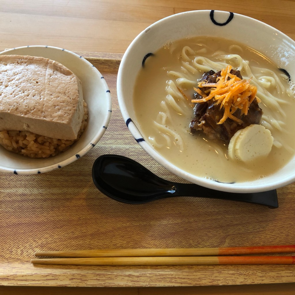 ユーザーが投稿した島豆腐とさんぴん茶のジューシー ソーキそば真味セットの写真 - 実際訪問したユーザーが直接撮影して投稿した東江沖縄料理島豆腐と、おそば。真打田仲そばの写真