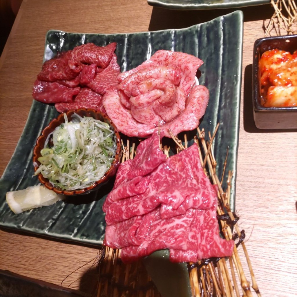 ユーザーが投稿した特選神戸牛の3種盛り  2~3の写真 - 実際訪問したユーザーが直接撮影して投稿した松戸焼肉肉匠みちば 松戸店の写真