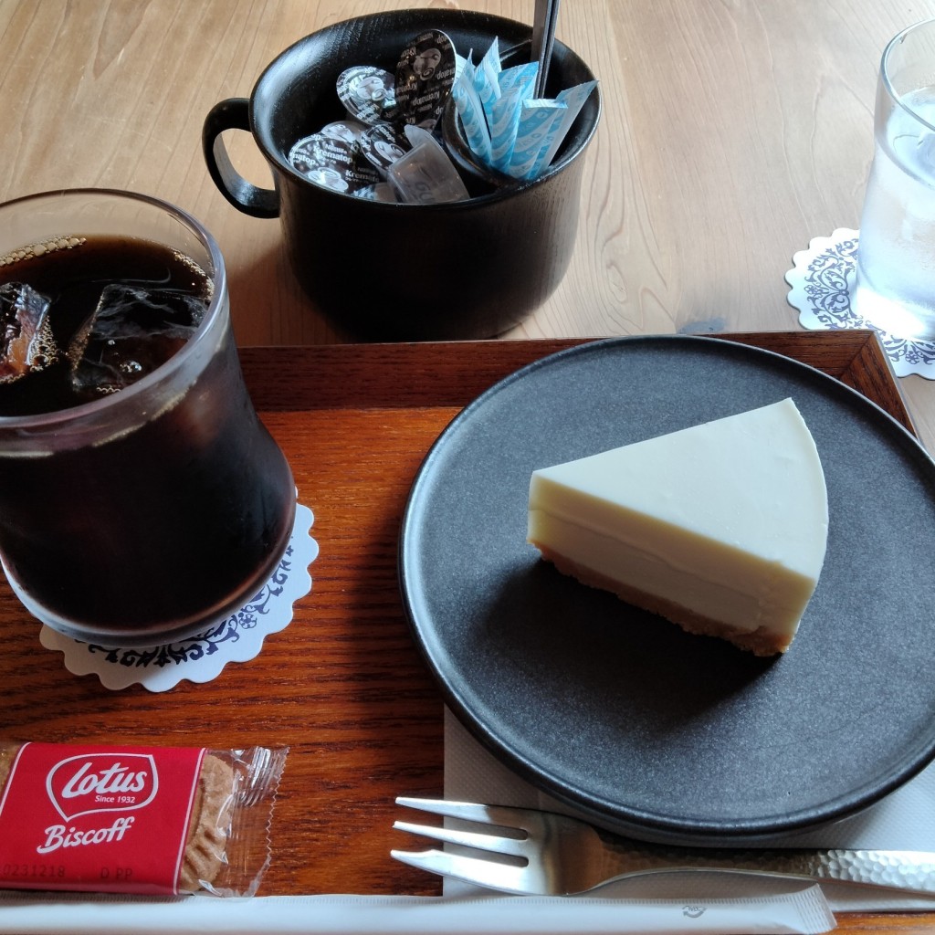 ユーザーが投稿したチーズケーキとアイスコーヒーの写真 - 実際訪問したユーザーが直接撮影して投稿した下新倉カフェ下新倉mugの写真