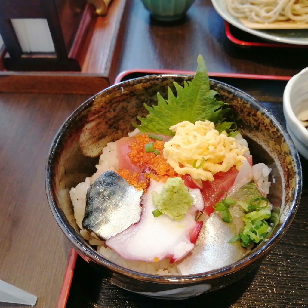 ユーザーが投稿した日替わり定食(海鮮丼➕蕎麦)の写真 - 実際訪問したユーザーが直接撮影して投稿した赤坂そば和食 手打ち蕎麦 旬のかほりの写真