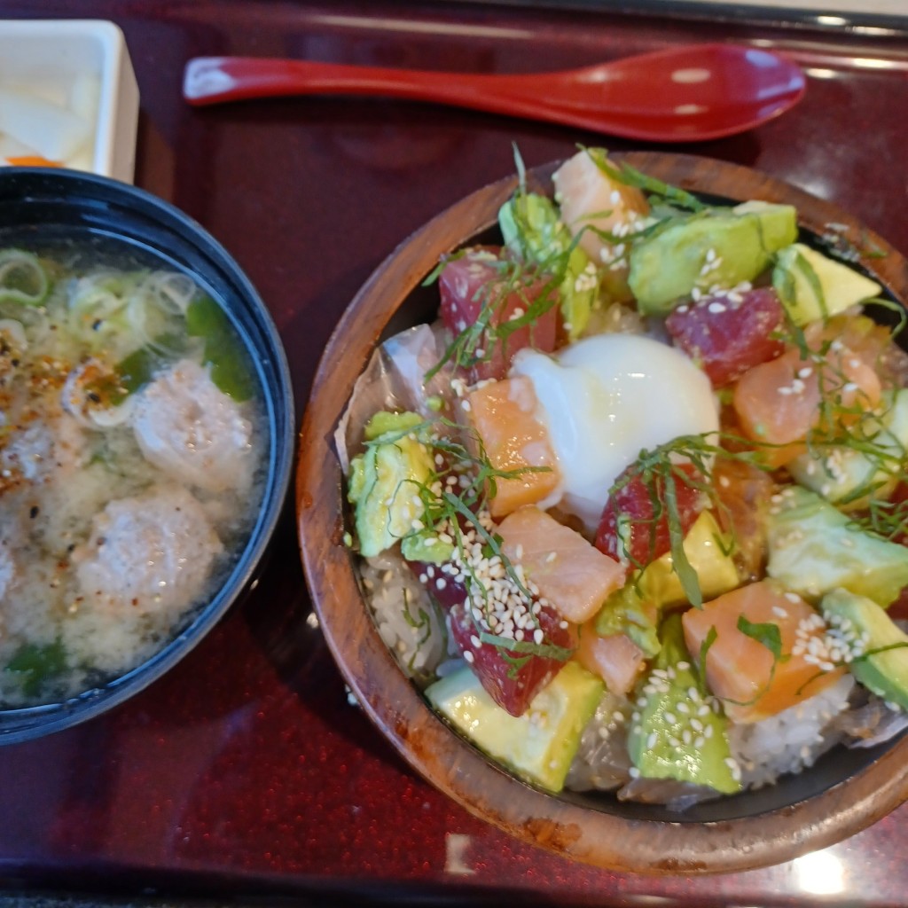 ユーザーが投稿したまぐろ鮭アボカ丼の写真 - 実際訪問したユーザーが直接撮影して投稿した市原和食 / 日本料理北海道生まれ 和食処とんでん 市原店の写真