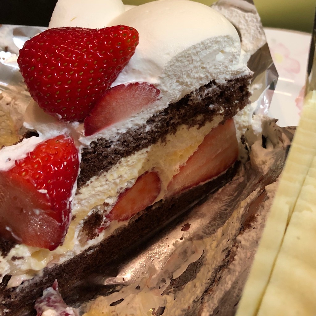 ユーザーが投稿したストロベリーチョコレートケーキの写真 - 実際訪問したユーザーが直接撮影して投稿した名駅カフェHARBS 大名古屋ビルヂング店の写真