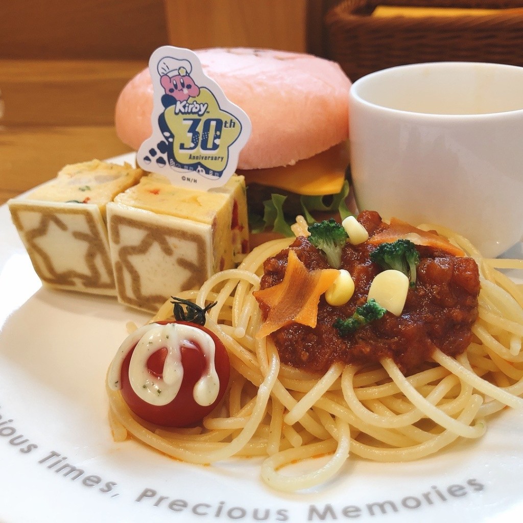 ユーザーが投稿したカービィバーガー&ミートパスタ 温野菜のせ 30周の写真 - 実際訪問したユーザーが直接撮影して投稿した押上テーマカフェカービィカフェ TOKYOの写真