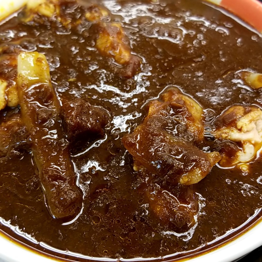 ユーザーが投稿したごろごろ煮込みチキンカレー(大盛り 生野菜セット)の写真 - 実際訪問したユーザーが直接撮影して投稿した豊岡町牛丼松屋 鶴見店の写真