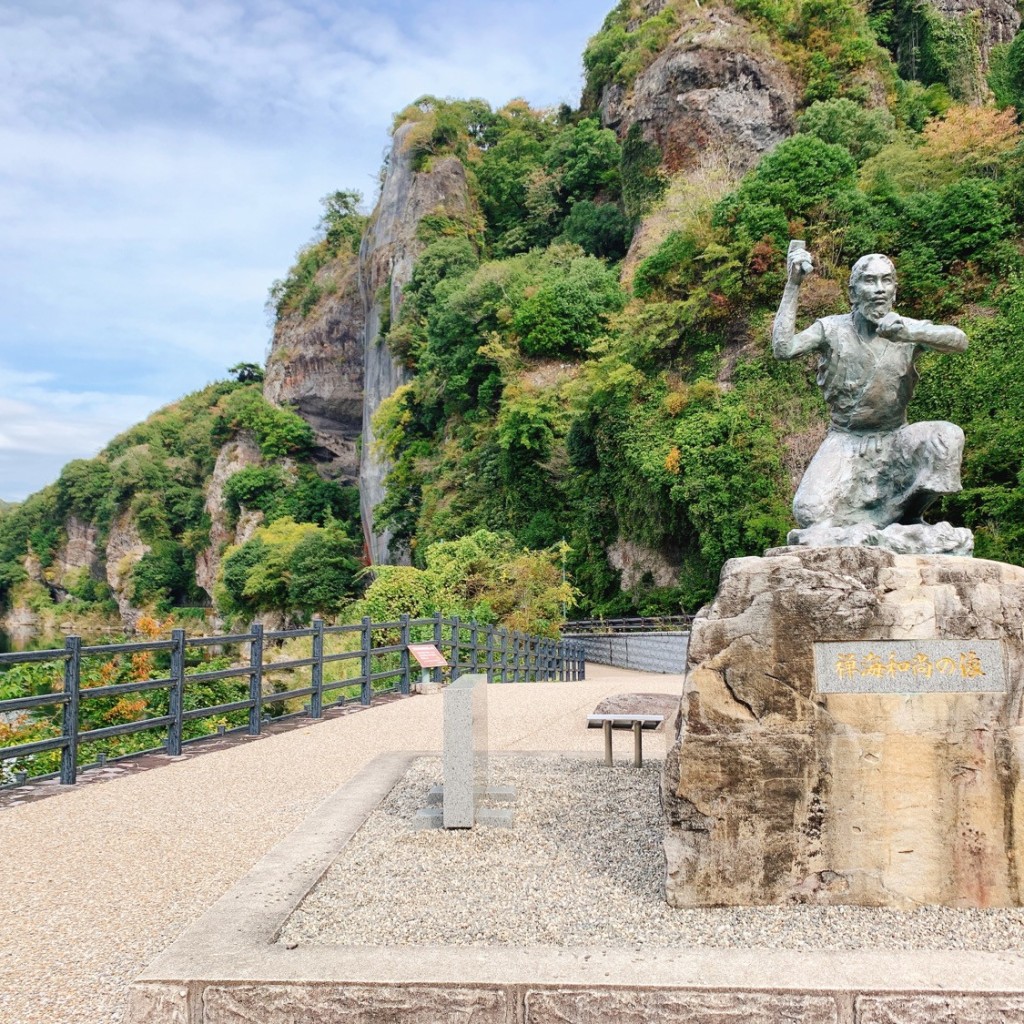 実際訪問したユーザーが直接撮影して投稿した本耶馬渓町曽木銅像禅海和尚の像の写真