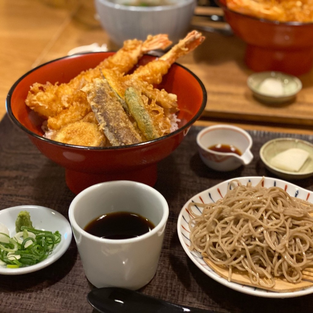 ユーザーが投稿した海老天丼と半分サイズのお蕎麦のセットの写真 - 実際訪問したユーザーが直接撮影して投稿した大倉そば手打ちそば 嘉玄の写真