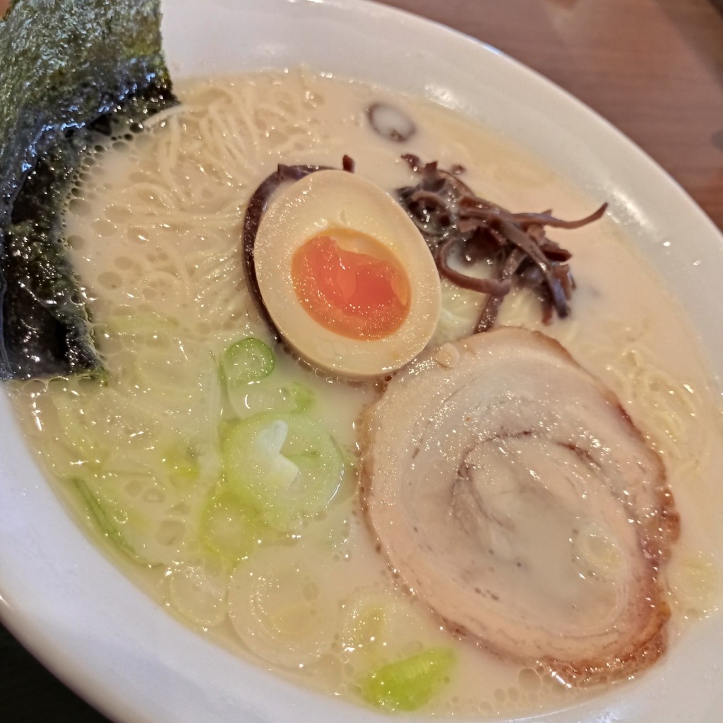 ユーザーが投稿した豚骨ラーメン白の写真 - 実際訪問したユーザーが直接撮影して投稿した稲岡ラーメン専門店麺匠 佐吉 イオンモールつくば店の写真