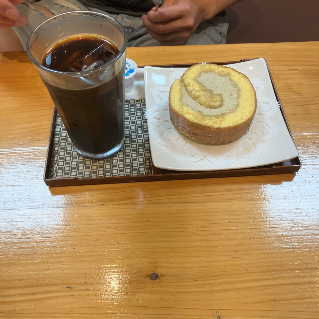 ユーザーが投稿したほうじ茶ロールケーキセットの写真 - 実際訪問したユーザーが直接撮影して投稿した久枝郷土料理うちんくの食卓の写真